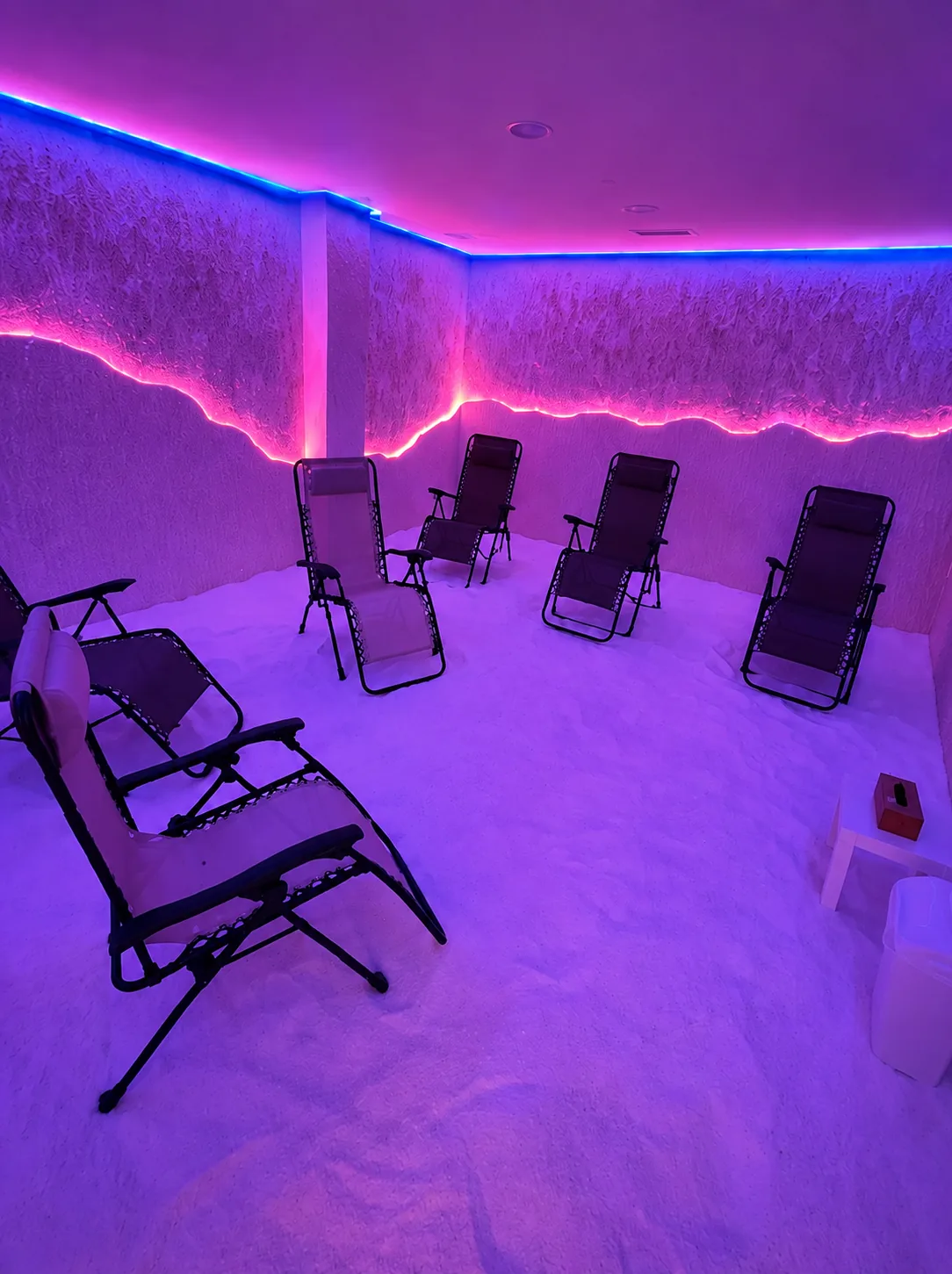 Sala de adultos con la pared de sal iluminada